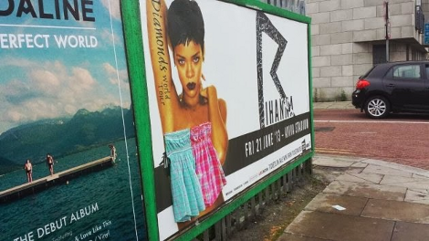 Οι Ιρλανδοί δεν άντεξαν την πρόκληση και... έντυσαν τη Ριάνα [εικόνες] | iefimerida.gr 0