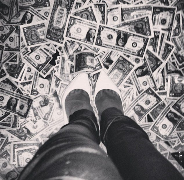 H Ριάνα χαλαρώνει πετάγοντας ένα σύννεφο δολάρια σε στρίπερ [βίντεο]  | iefimerida.gr 0