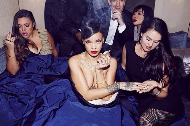 Η Ριάνα τόπλες καρφώνει τον φακό [εικόνες] | iefimerida.gr 0