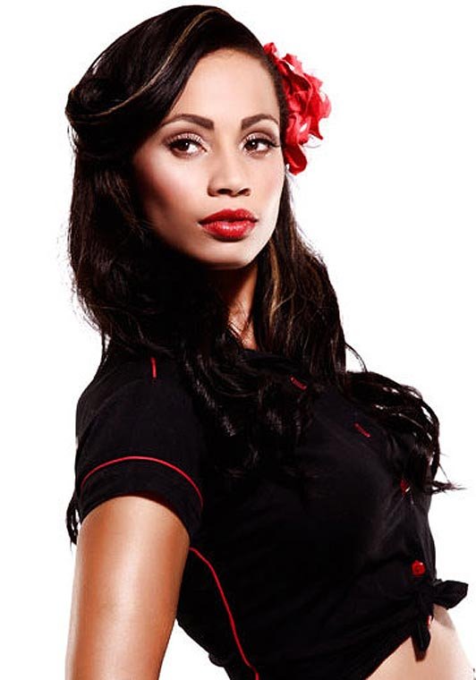 Η Ριάνα πλήρωσε Ιρλανδέζα για να της «δανείσει» στήθος και γλουτούς [βίντεο] | iefimerida.gr 0