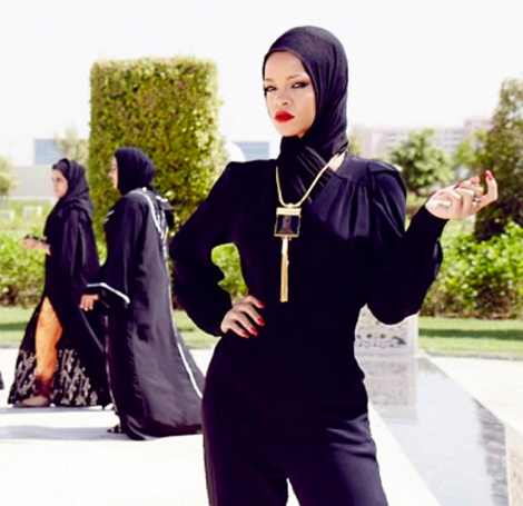 Ακόμα και με μπούρκα η Ριάνα προκαλεί - Την έδιωξαν από τέμενος στο Αμπου Ντάμπι κατά τη διάρκεια φωτογράφισης [εικόνες] | iefimerida.gr 0