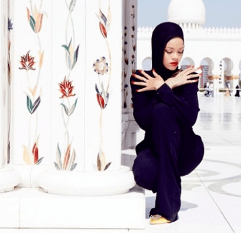 Ακόμα και με μπούρκα η Ριάνα προκαλεί - Την έδιωξαν από τέμενος στο Αμπου Ντάμπι κατά τη διάρκεια φωτογράφισης [εικόνες] | iefimerida.gr 2