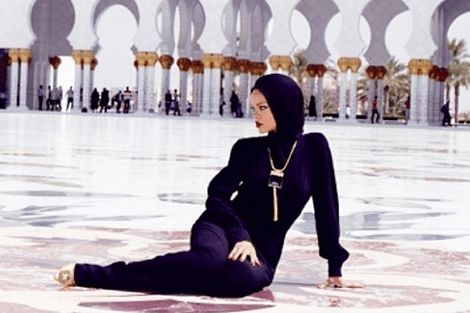 Ακόμα και με μπούρκα η Ριάνα προκαλεί - Την έδιωξαν από τέμενος στο Αμπου Ντάμπι κατά τη διάρκεια φωτογράφισης [εικόνες] | iefimerida.gr 3