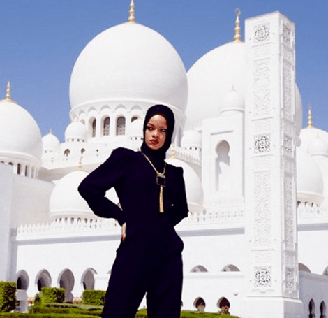 Ακόμα και με μπούρκα η Ριάνα προκαλεί - Την έδιωξαν από τέμενος στο Αμπου Ντάμπι κατά τη διάρκεια φωτογράφισης [εικόνες] | iefimerida.gr 4