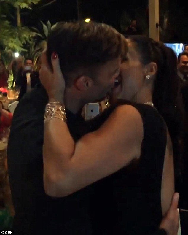 Εδωσε 90.000 δολάρια για να φιλήσει παθιασμένα τον Ρίκι Μάρτιν [εικόνες & βίντεο] | iefimerida.gr 1