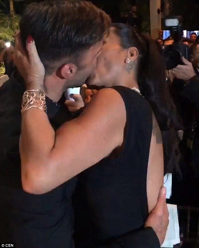 Εδωσε 90.000 δολάρια για να φιλήσει παθιασμένα τον Ρίκι Μάρτιν [εικόνες & βίντεο] | iefimerida.gr 0