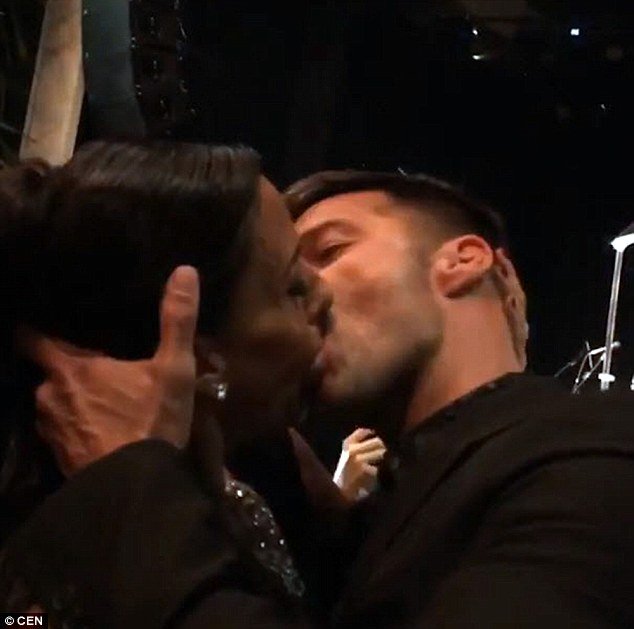 Εδωσε 90.000 δολάρια για να φιλήσει παθιασμένα τον Ρίκι Μάρτιν [εικόνες & βίντεο] | iefimerida.gr 2