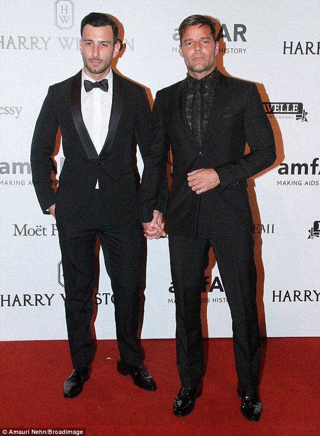 Εδωσε 90.000 δολάρια για να φιλήσει παθιασμένα τον Ρίκι Μάρτιν [εικόνες & βίντεο] | iefimerida.gr 3