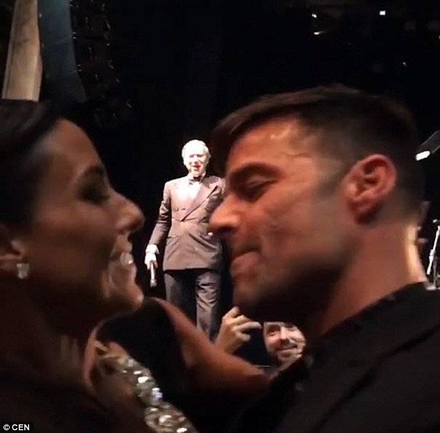 Εδωσε 90.000 δολάρια για να φιλήσει παθιασμένα τον Ρίκι Μάρτιν [εικόνες & βίντεο] | iefimerida.gr 4