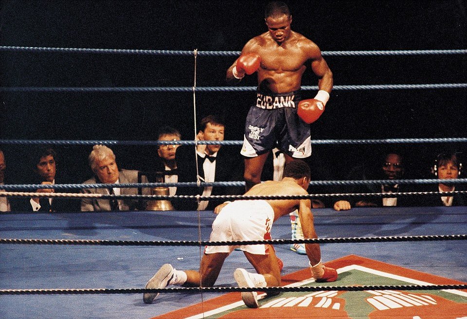 Πρώην παγκόσμιος πρωταθλητής του μποξ έσωσε 25χρονο πάνω στο ρινγκ [εικόνες] | iefimerida.gr 1