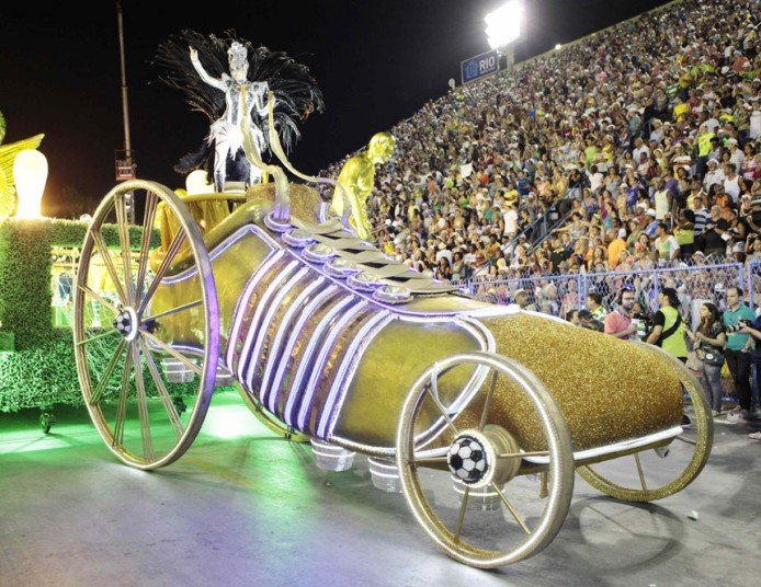 To πιο ξέφρενο καρναβάλι ξεκίνησε: Σάμπα, χρώματα και γυμνασμένα κορμιά στους δρόμους του Ρίο [εικόνες & βίντεο] | iefimerida.gr 11