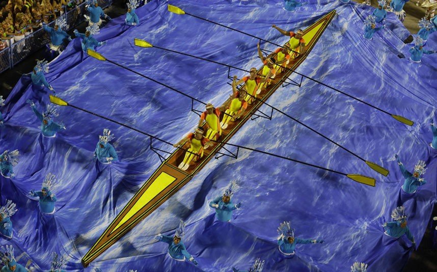 To πιο ξέφρενο καρναβάλι ξεκίνησε: Σάμπα, χρώματα και γυμνασμένα κορμιά στους δρόμους του Ρίο [εικόνες & βίντεο] | iefimerida.gr 8