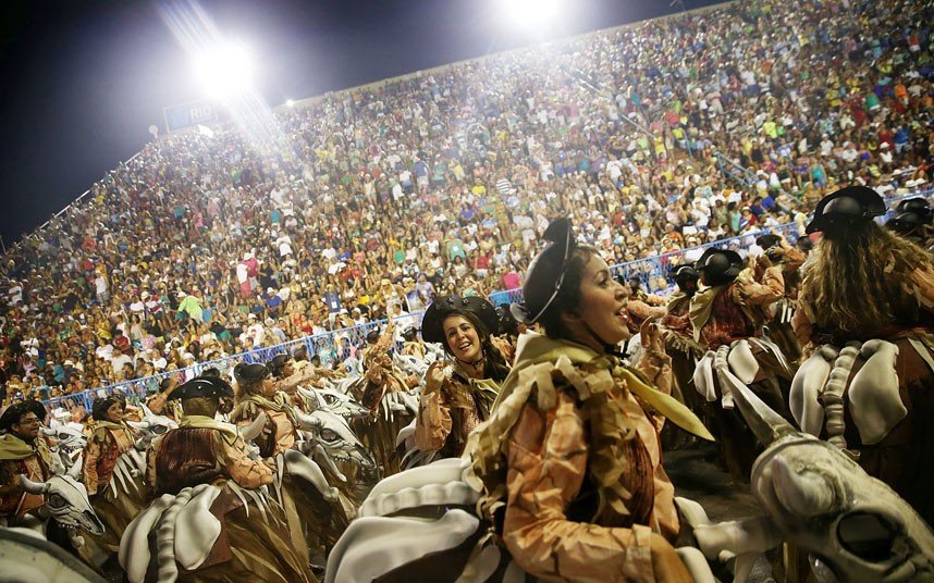 To πιο ξέφρενο καρναβάλι ξεκίνησε: Σάμπα, χρώματα και γυμνασμένα κορμιά στους δρόμους του Ρίο [εικόνες & βίντεο] | iefimerida.gr 1