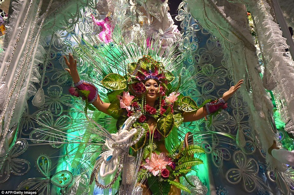 Ούτε ο φόβος για τον ιό Ζίκα δεν σταματά τους χορούς στο Ρίο -Ξεκίνησε το καρναβάλι [εικόνες] | iefimerida.gr 3