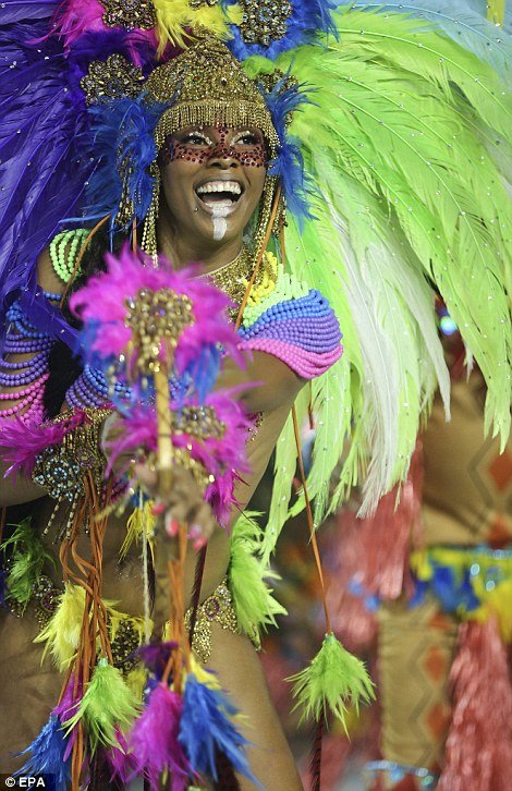 Ούτε ο φόβος για τον ιό Ζίκα δεν σταματά τους χορούς στο Ρίο -Ξεκίνησε το καρναβάλι [εικόνες] | iefimerida.gr 5