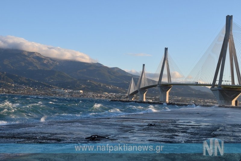 Κλειστό το Ρίο-Αντίρριο -Η θάλασσα βγήκε στη στεριά [βίντεο] | iefimerida.gr 0