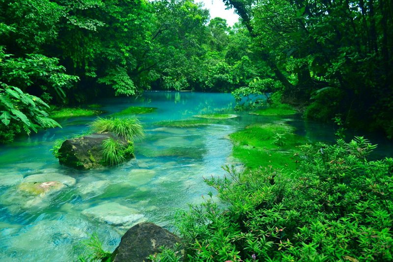 Ιδού ο καλύτερος υδάτινος παράδεισος στον κόσμο -Το ασυνήθιστα εκθαμβωτικό μπλε χρώμα και η επίδραση του ηφαιστείου  [εικόνες] | iefimerida.gr 3