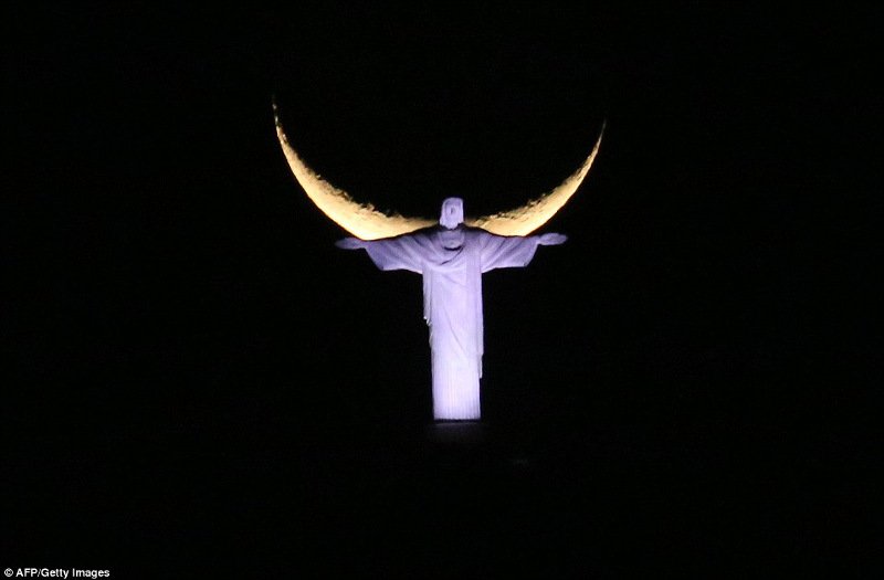 Ο πνιγμός του μικρού Αϊλάν και το φουστάνι της Ριάνα -Οι δυο όψεις του κόσμου το 2015 [εικόνες] | iefimerida.gr 24