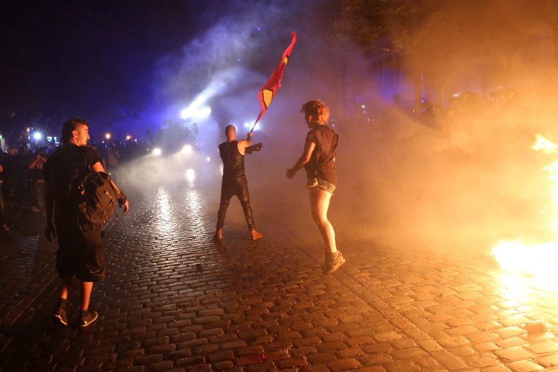 Εκρηξη βίας στο Αμβούργο για την G20 -Κουκουλοφόροι υποδέχθηκαν τους ηγέτες... σπάζοντας τα πάντα [εικόνες & βίντεο]  | iefimerida.gr 1