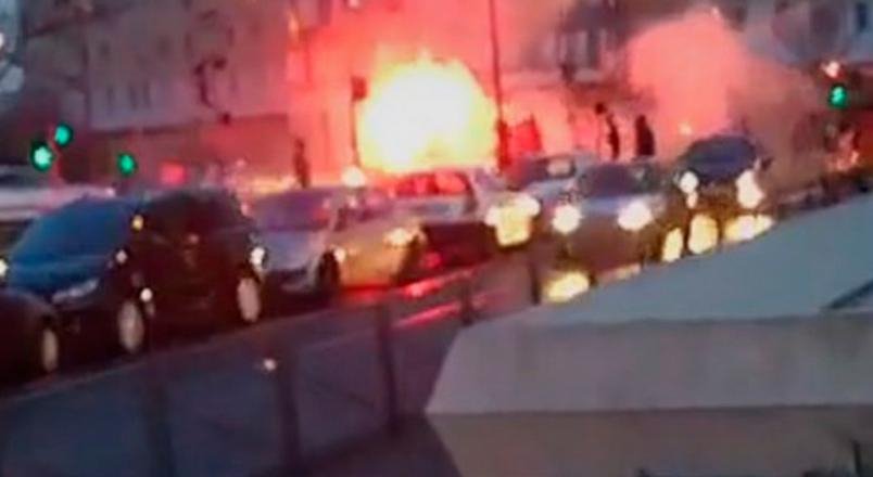 Μαίνονται οι ταραχές στα παρισινά προάστια με αφορμή τον βιασμό νεαρού από αστυνομικό [εικόνες]  | iefimerida.gr 0