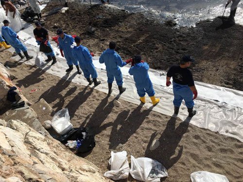 Στη «μάχη» κατά της ρύπανσης του Σαρωνικού και οι Ενοπλες Δυνάμεις: 30 στελέχη στη Σαλαμίνα, 60 στη Γλυφάδα [εικόνες] | iefimerida.gr 1