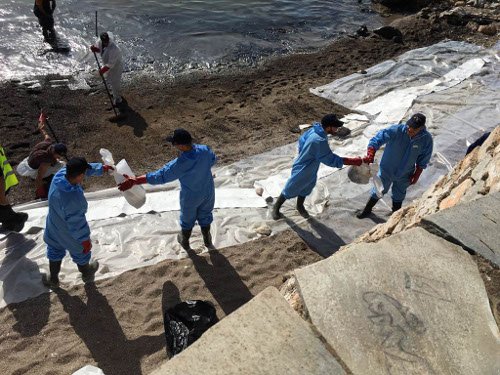 Στη «μάχη» κατά της ρύπανσης του Σαρωνικού και οι Ενοπλες Δυνάμεις: 30 στελέχη στη Σαλαμίνα, 60 στη Γλυφάδα [εικόνες] | iefimerida.gr 3