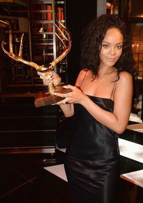 Είναι άρρωστη η Ριάνα; -Παραλαμβάνει το βραβείο της πιο επιθυμητής γυναίκας ντυμένη καλόγρια [εικόνες]  | iefimerida.gr 3