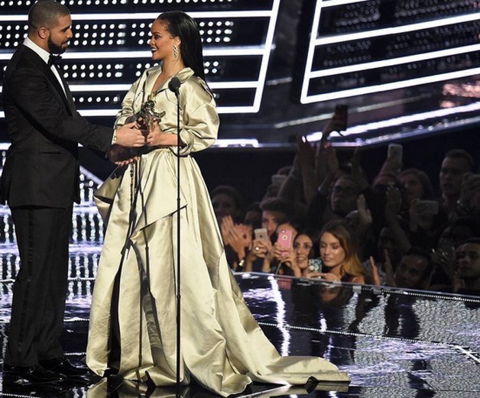 MTV: O ράπερ Drake έκανε ερωτική εξομολόγηση στη Ριάνα -Το φιλί τους on stage [εικόνες & βίντεο] | iefimerida.gr 0