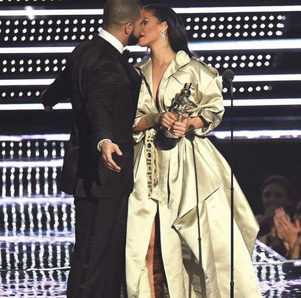 MTV: O ράπερ Drake έκανε ερωτική εξομολόγηση στη Ριάνα -Το φιλί τους on stage [εικόνες & βίντεο] | iefimerida.gr 1