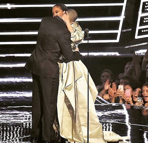 MTV: O ράπερ Drake έκανε ερωτική εξομολόγηση στη Ριάνα -Το φιλί τους on stage [εικόνες & βίντεο] | iefimerida.gr 2