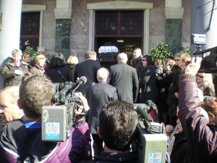 Συντετριμμένος ο Λάκης Λαζόπουλος στην κηδεία της μητέρας του -Στεφάνι έστειλε ο Αλέξης Τσίπρας [εικόνες] | iefimerida.gr 2