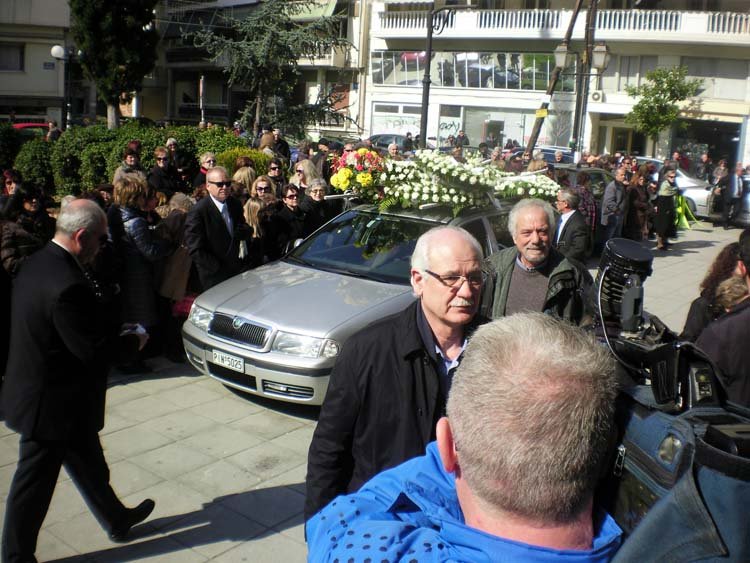 Συντετριμμένος ο Λάκης Λαζόπουλος στην κηδεία της μητέρας του -Στεφάνι έστειλε ο Αλέξης Τσίπρας [εικόνες] | iefimerida.gr 3