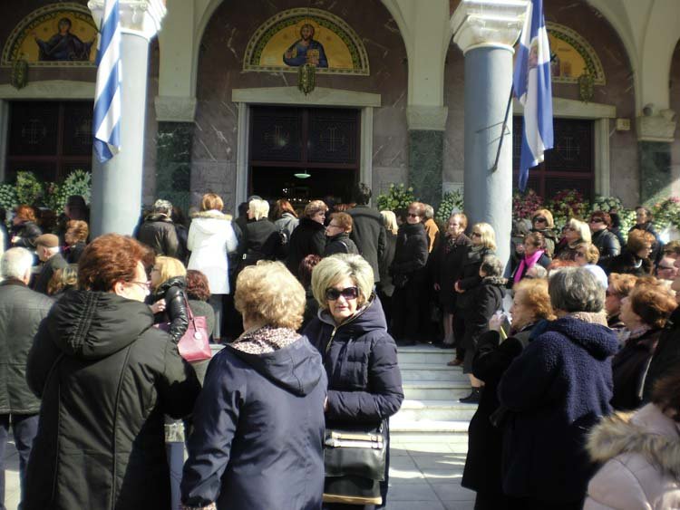 Συντετριμμένος ο Λάκης Λαζόπουλος στην κηδεία της μητέρας του -Στεφάνι έστειλε ο Αλέξης Τσίπρας [εικόνες] | iefimerida.gr 5