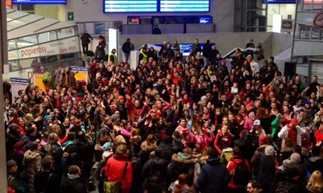 Χόρεψαν στα τέσσερα σημεία της γης εναντίον της βίας κατά των γυναικών [εικόνες] | iefimerida.gr 4