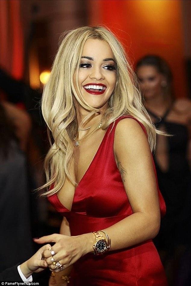 Φωτιά στα κόκκινα -Η Rita Ora στην πατρίδα της, το Κόσοβο [εικόνες] | iefimerida.gr 0