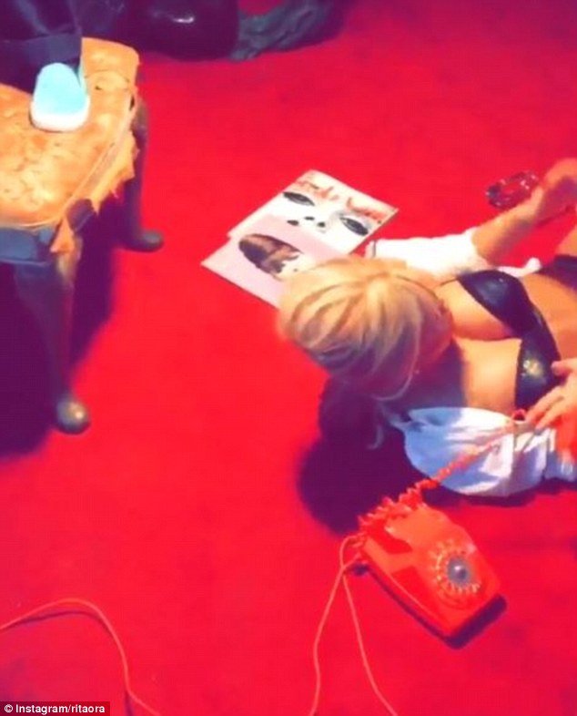 Η Ρίτα Ορα κυλιέται στα πατώματα με δερμάτινα εσώρουχα [εικόνες & βίντεο] | iefimerida.gr 1