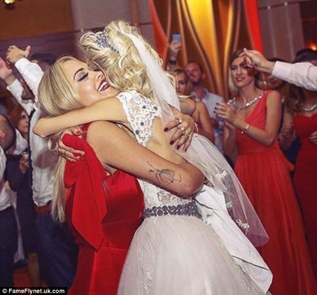 Φωτιά στα κόκκινα -Η Rita Ora στην πατρίδα της, το Κόσοβο [εικόνες] | iefimerida.gr 3