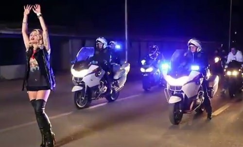 Το στήθος της Αλβανής σουπερσταρ που αποθεώθηκε στην Πρίστινα [βίντεο]  | iefimerida.gr 0