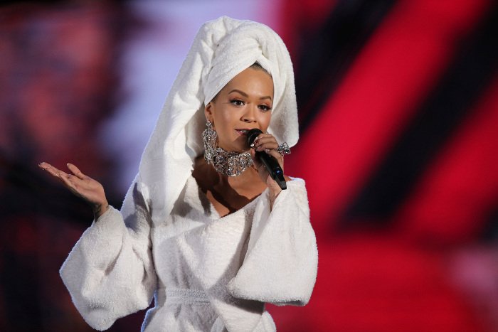 Η Ρίτα Ορα εμφανίστηκε στα MTV Europe Awards φορώντας ρόμπα και πετσέτα στα μαλλιά! [εικόνες] | iefimerida.gr 2