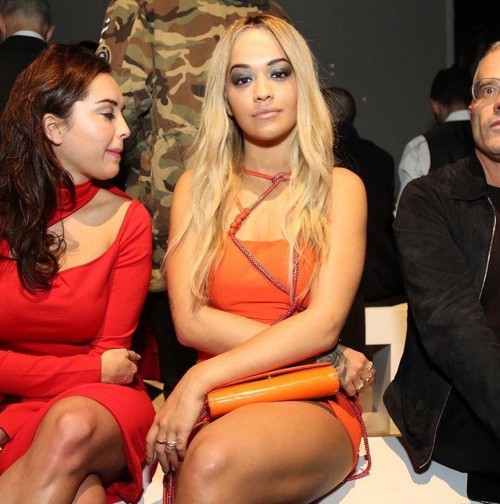 Το ανύπαρκτο φόρεμα της Ρίτα Ορα αναστάτωσε το σόου του Versace [εικόνες] | iefimerida.gr 4