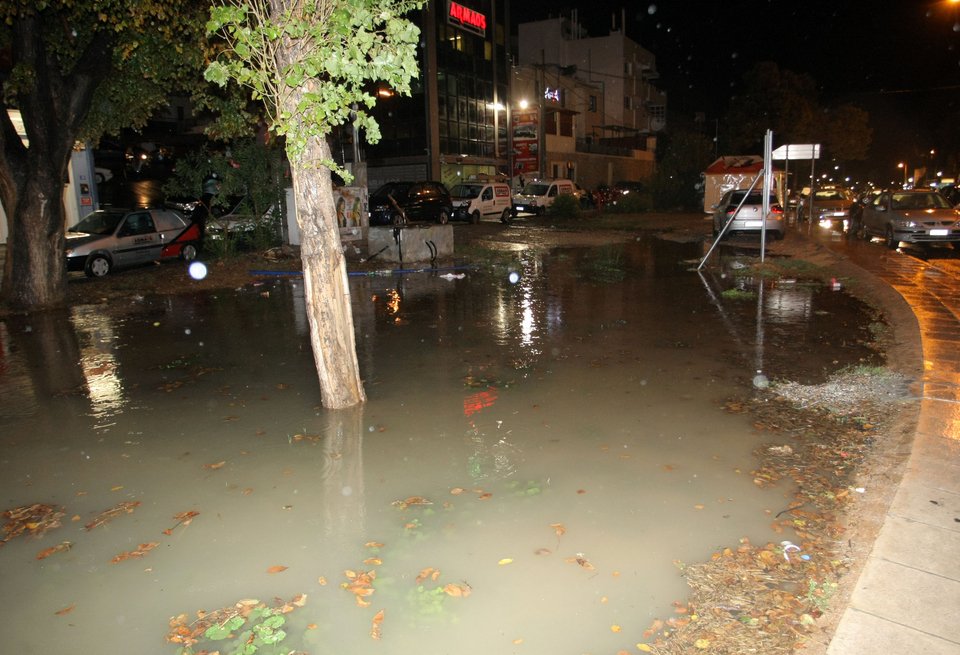  «Πνίγηκε» το Ηράκλειο -Σφοδρές καταιγίδες στην Κρήτη [εικόνες] | iefimerida.gr 3