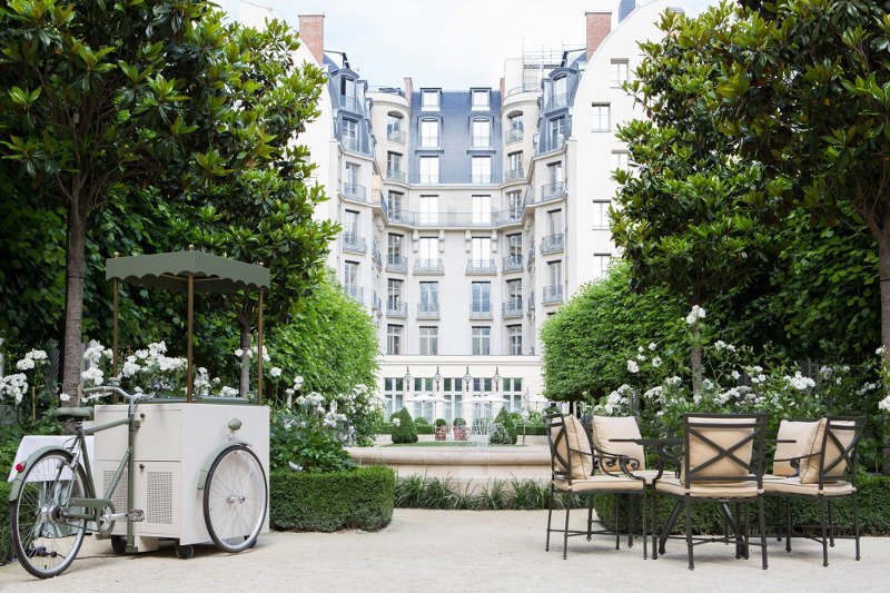 Ξενοδοχείο Ritz στο Παρίσι: Καναπέδες σε στυλ Λουδοβίκου XVI, ακόμη και κουρτίνες βγαίνουν σε δημοπρασία [εικόνες] | iefimerida.gr 1