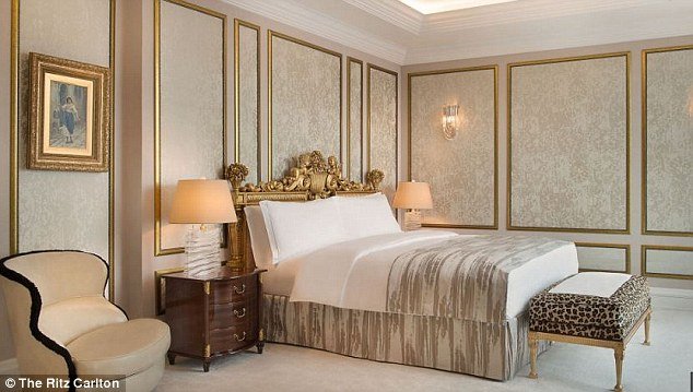 «Ο Τραμπ προσέλαβε ιερόδουλες για να ουρήσουν το κρεβάτι του Ομπάμα», υποστηρίζει Βρετανός κατάσκοπος [εικόνες] | iefimerida.gr 0