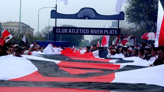 Οι οπαδοί της Ρίβερ Πλέιτ έφτιαξαν σημαία μήκους 8 χιλιομέτρων [εικόνες+βίντεο] | iefimerida.gr 1