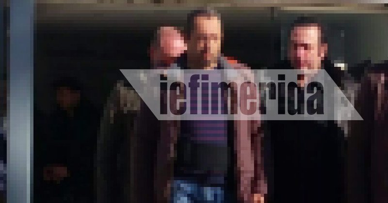 Με τα μαύρα ρούχα διακρίνεται και ο γνωστός τηλεοπτικός ενεχυροδανειστής