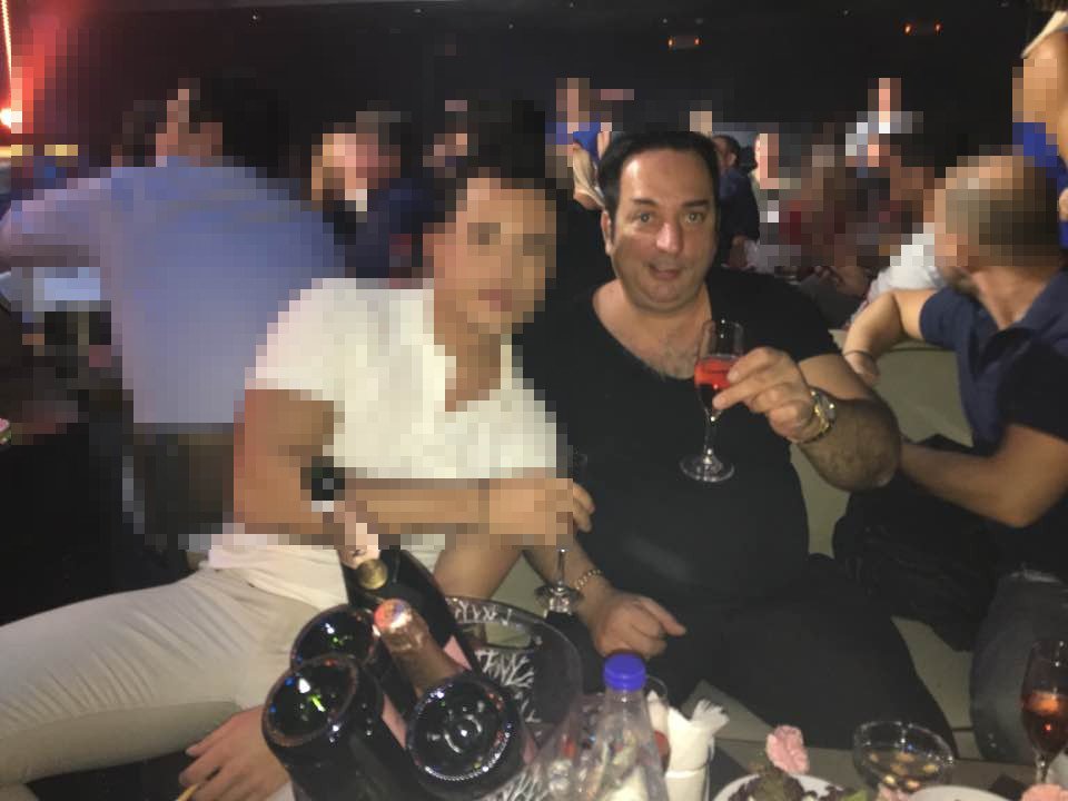 Κιτς χλιδή, μεταξωτές ρόμπες, ακριβές σαμπάνιες και γούστα, στο Facebook του «χρυσού» Ριχάρδου [εικόνες] | iefimerida.gr 18