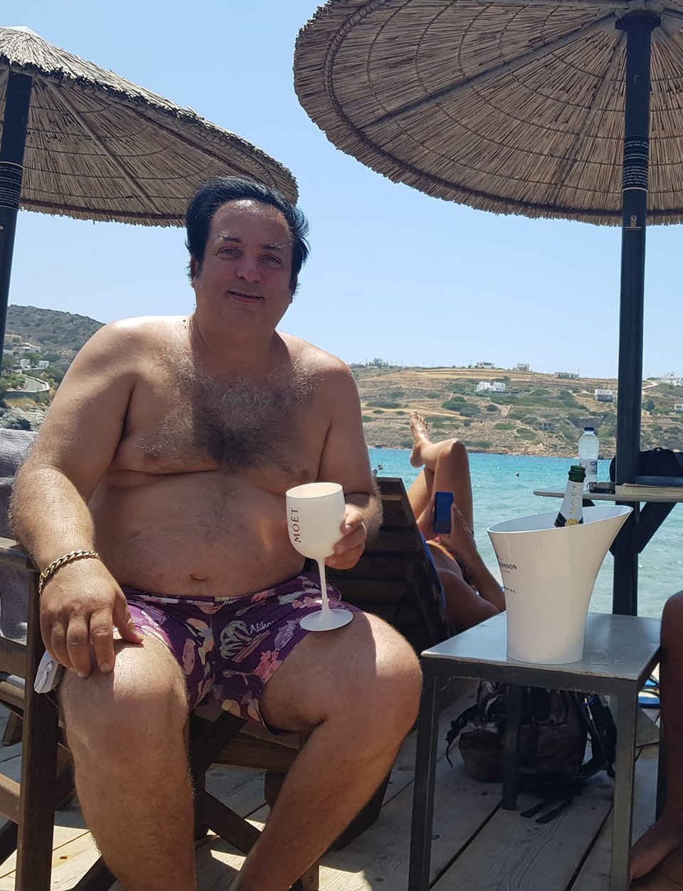 Κιτς χλιδή, μεταξωτές ρόμπες, ακριβές σαμπάνιες και γούστα, στο Facebook του «χρυσού» Ριχάρδου [εικόνες] | iefimerida.gr 0