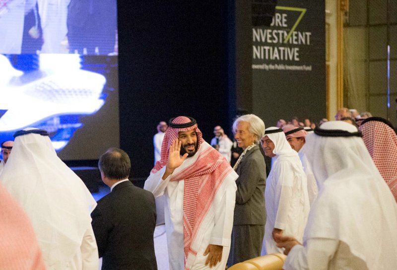 Ο πρίγκιπας MBS στην έναρξη του περσινού, 1ου συνεδρίου. Διακρίνεται η Κριστίν Λαγκάρντ. Φωτογραφία: Saudi Press Agency via AP