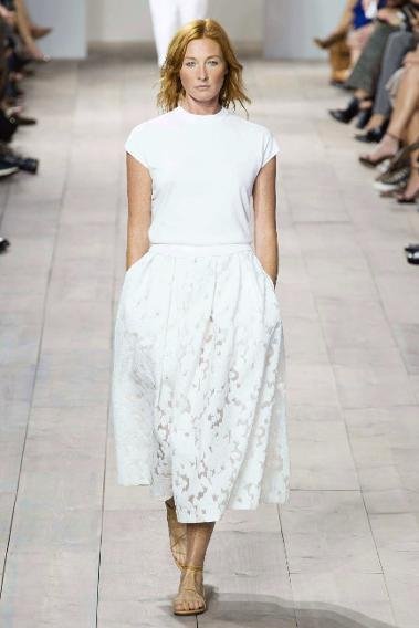 Οι 30άρες πατάνε πόδι -Ανεβαίνουν στην πασαρέλα και κάνουν... σκόνη τις πιτσιρίκες [εικόνες] | iefimerida.gr 4