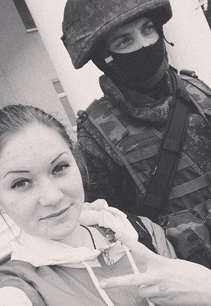 Selfies από το «μέτωπο» -Χαμογελαστές πόζες δίπλα σε μασκοφόρους Ρώσους εισβολείς [εικόνες] | iefimerida.gr 2